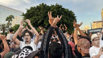 Une foule de jeunes manifestants marocains de la génération Z, les bras levés et scandant des slogans, participant aux manifestations fin septembre début octobre 2025 pour la justice sociale et économique.