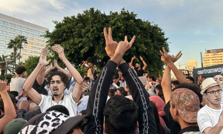 Une foule de jeunes manifestants marocains de la génération Z, les bras levés et scandant des slogans, participant aux manifestations fin septembre début octobre 2025 pour la justice sociale et économique.