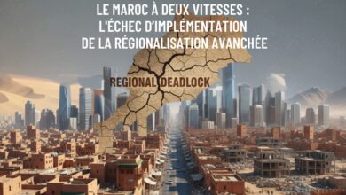 Carte du Maroc fissurée avec le texte 'Regional Deadlock' flottant au-dessus d'un paysage urbain marocain, symbolisant l'échec de la régionalisation.