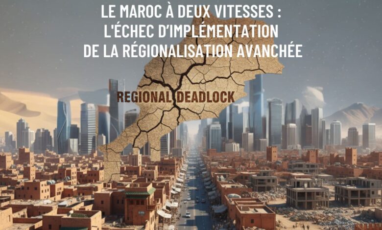 Carte du Maroc fissurée avec le texte 'Regional Deadlock' flottant au-dessus d'un paysage urbain marocain, symbolisant l'échec de la régionalisation.